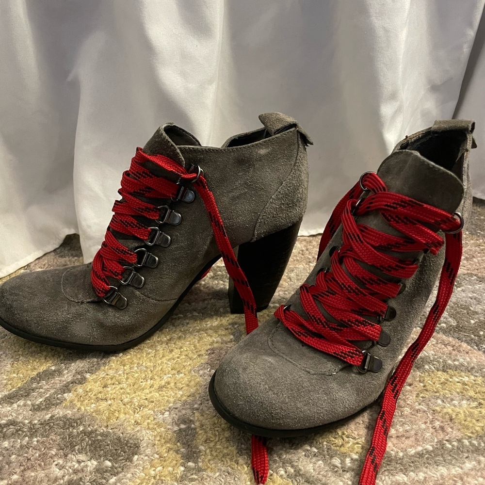 Suede heeled booties with red laces